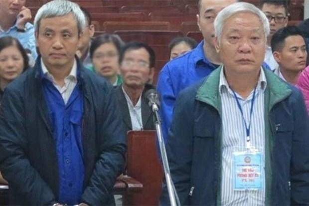 Cựu Chủ tịch GPBank Tạ Bá Long (bên phải) tại phiên toà năm 2017. Nguồn: laodong.vn