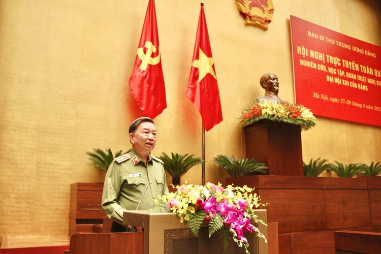 Đại tướng Tô Lâm, Bộ trưởng Bộ Công an giới thiệu chuyên đề "Những nhận thức mới, tư duy mới về an ninh quốc gia, bảo vệ an tinh quốc gia" trong Nghị quyết Đại hội XIII của Đảng. Ảnh: VGP