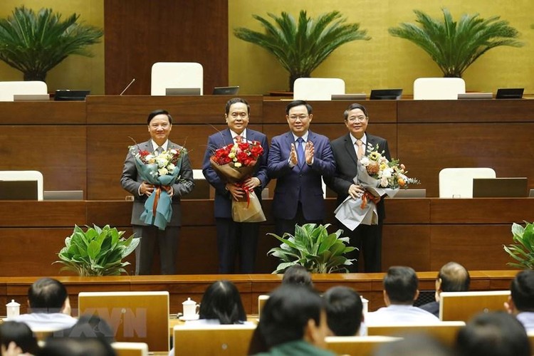 Chủ tịch Quốc hội Vương Đình Huệ tặng hoa chúc mừng các Phó Chủ tịch Trần Thanh Mẫn, Nguyễn Khắc Định và Nguyễn Đức Hải. Ảnh: TTXVN