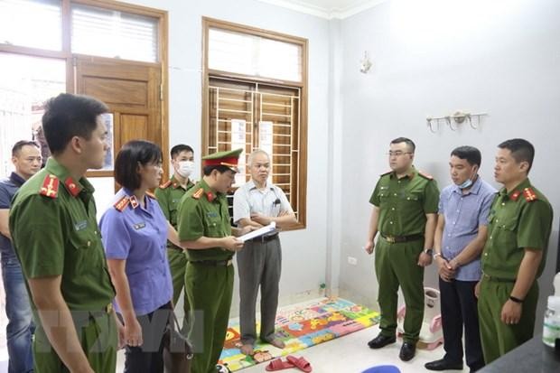 Cơ quan Cảnh sát điều tra, Công an tỉnh Sơn La đọc lệnh bắt bị can Hoàng Vũ Quyển. Ảnh: TTXVN phát