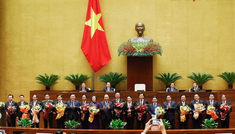 14 tân thành viên Chính phủ ra mắt Quốc hội sau khi được phê chuẩn, sáng 8/4. Ảnh: Giang Huy
