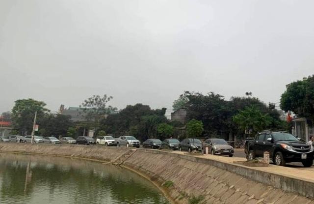 Hàng dài xe ô tô đến tham gia đấu giá 23 lô đất tại một xã vùng nông thôn huyện Thọ Xuân, Thanh Hóa vào đầu tháng 4/2021