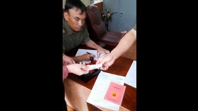 Hình ảnh Công an xã Tiên Minh thu tiền của người dân làm CCCD gắn chíp. Ảnh chụp màn hình Clip