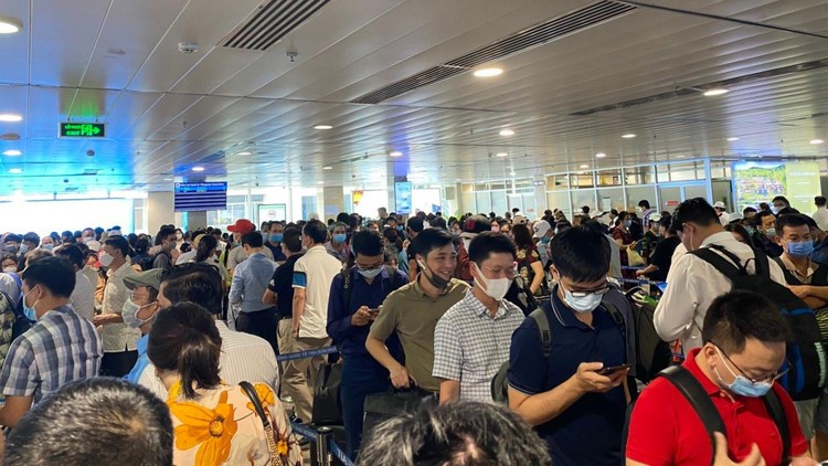 Hàng ngàn hành khách xếp hàng chờ soi chiếu tại Sân bay Tân Sơn Nhất