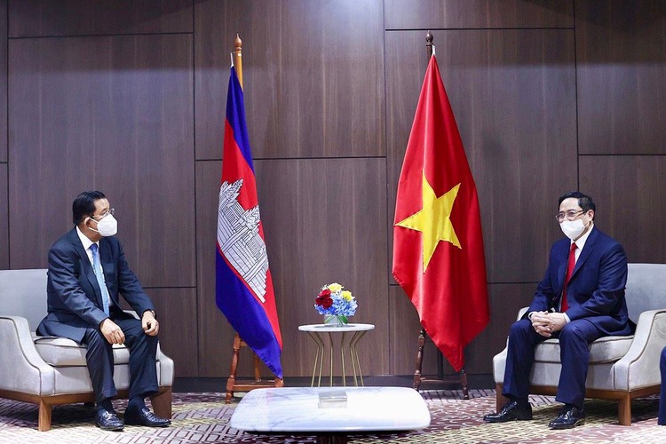 Thủ tướng Phạm Minh Chính trao đổi với Thủ tướng Campuchia Hun Sen. Ảnh: VGP