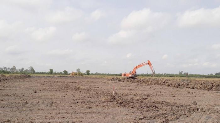 Nhà thầu đang thi công cào đắp đất hữu cơ tại cao tốc Mỹ Thuận - Cần Thơ
