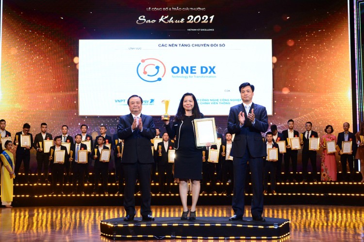Nền tảng chuyển đổi số doanh nghiệp ONE DX của VNPT Technology đã vinh dự nhận Giải thưởng Sao Khuê 2021 dành cho Nhóm Các nền tảng Chuyển đổi số