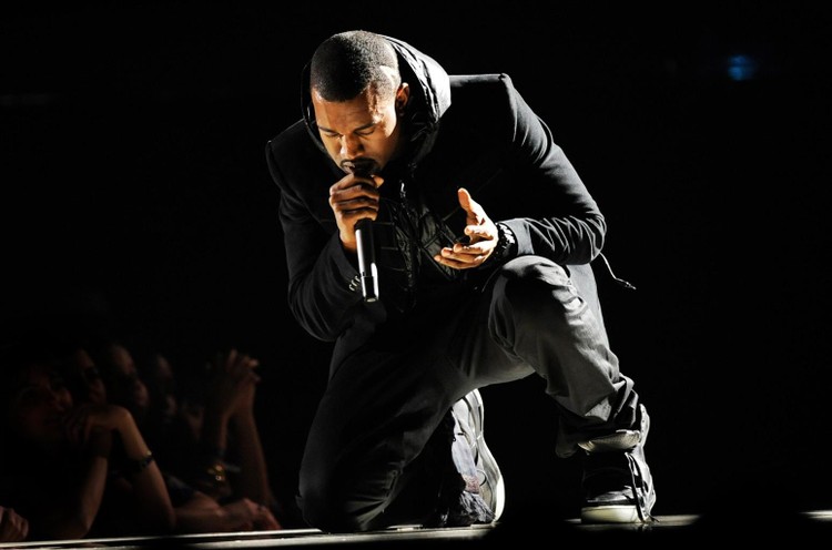 Đôi giày Kanye West mang tại lễ trao giải Grammy năm 2008 được bán với giá 1,8 triệu USD. Ảnh: SHUTTERSTOCK