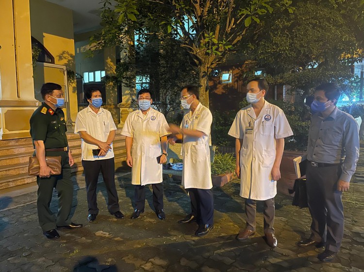Lãnh đạo tỉnh Vĩnh Phúc thăm Bệnh viện Đa khoa Vĩnh Phúc và có cuộc họp khẩn để ra quyết định cách ly trong đêm