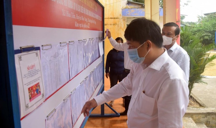 Lãnh đạo TP Đà Nẵng kiểm tra niêm yết danh sách cử tri và người ứng cử đại biểu Quốc hội Khóa XV và HĐND thành phố Đà Nẵng nhiệm kỳ 2021-2026.