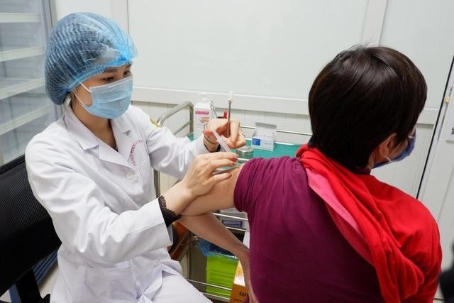 UBND TP. Hà Nội quyết định sẽ tiêm vắc xin phòng Covid-19 miễn phí cho người từ 18 - 65 tuổi trên địa bàn (Ảnh minh họa).
