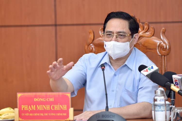 Thủ tướng Phạm Minh Chính phát biểu tại cuộc họp khẩn về phòng chống dịch COVID-19 tại đầu cầu trụ sở UBND tỉnh An Giang. Ảnh: VGP