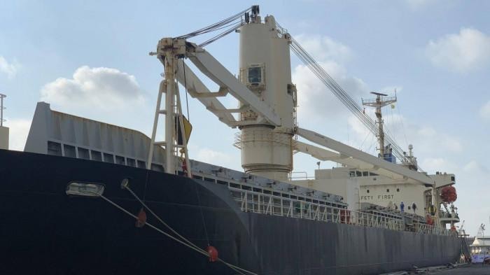 Tàu Kaisa chở đoàn tàu số 2 đã chính thức cập cảng Khánh Hội