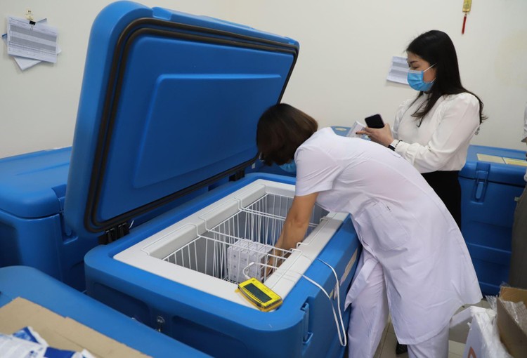 Cán bộ CDC Quảng Ninh tiếp nhận và bảo quản lô vắc xin phòng bệnh Covid-19 đầu tiên tại Quảng Ninh