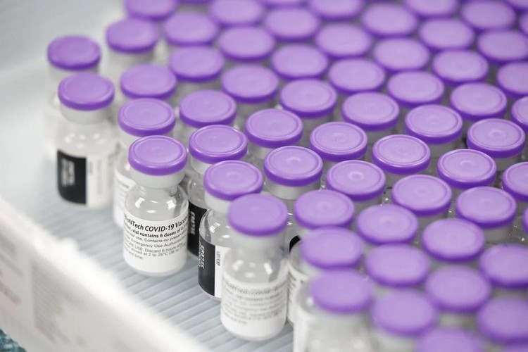 Chính phủ đồng ý sử dụng kinh phí ủng hộ để mua vaccine phòng ngừa COVID-19. Ảnh: Reuters.