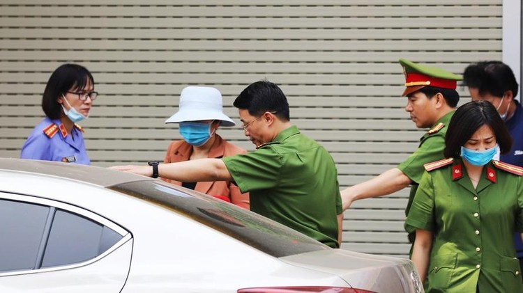 Cảnh sát bắt giữ bà Nguyễn Thị Kim An (mũ trắng) vào tháng 3/2021.