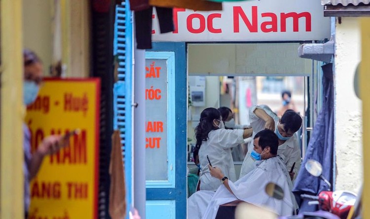 Người dân Hà Nội đổ xô đi cắt tóc trước lệnh đóng cửa tiệm