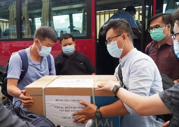Các bác sỹ Bệnh viện Chợ Rẫy mang theo trang thiết bị y tế hỗ trợ cho tỉnh Bắc Giang. Ảnh: PV/Vietnam+