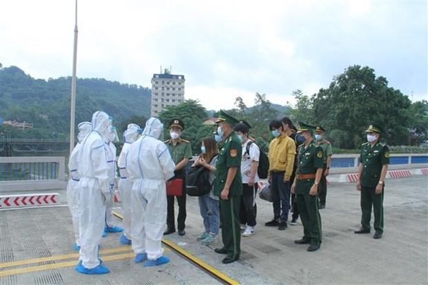 Lực lượng chức năng Việt Nam trao trả các công dân nhập cảnh trái phép cho phía Trung Quốc, tại Cửa khẩu đường bộ quốc tế Lào Cai. Ảnh: TTXVN phát