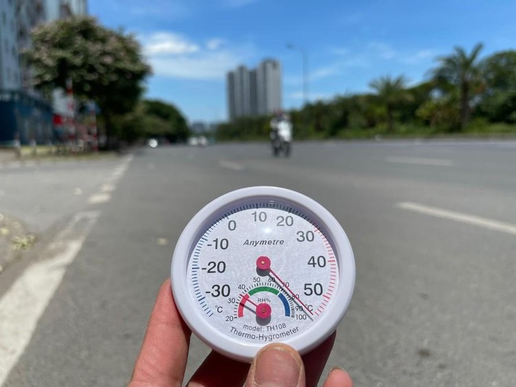 Nhiệt độ thực tế đo ngoài trời tại Hà Nội vào trưa qua (1/6) lên tới gần 60 độ.