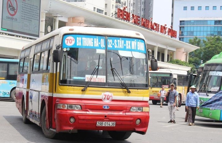 Xe buýt hoạt động tại bến xe Hà Nội