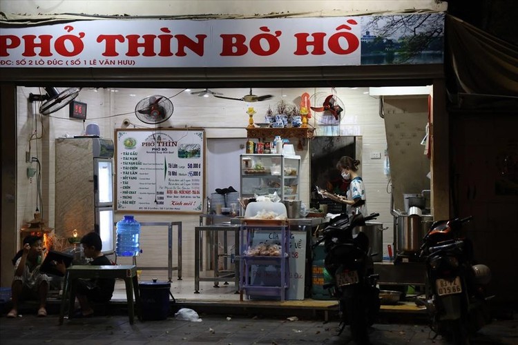 Từ 0h ngày 22/6, các hàng ăn, uống, dịch vụ cắt tóc, gội đầu trong nhà của Hà Nội được mở cửa bình thường, tuân thủ quy định phòng dịch COVID-19.