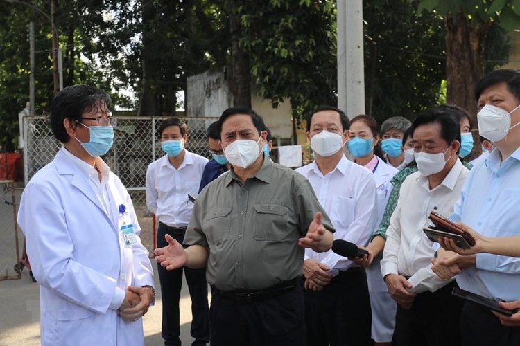 Đoàn công tác của Chính phủ do Thủ tướng Chính phủ Phạm Minh Chính dẫn đầu kiểm tra công tác phòng, chống dịch và điều trị bệnh nhân COVID-19 tại Bệnh viện Đa khoa tỉnh Bình Dương. Ảnh: TTXVN