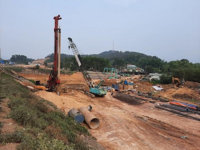 Đoan tuyến dự án cao tốc Cam Lộ - La Sơn phía Nam cầu Tuần, Thừa Thiên Huế đang thi công sau khi được bàn giao mặt bằng tháng 4/2021