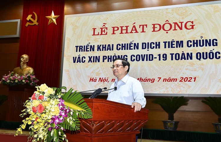 Thủ tướng Phạm Minh Chính phát động triển khai Chiến dịch tiêm chủng vaccine phòng chống COVID-19 trên toàn quốc. - Ảnh: VGP