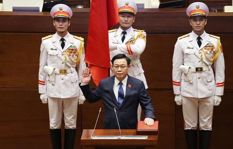 Chủ tịch Quốc hội Vương Đình Huệ tuyên thệ. Ảnh: TTXVN