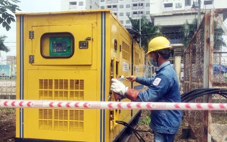 Công ty Điện lực Tân Thuận lắp đặt máy phát điện 250kVA để làm nguồn dự phòng cho bệnh viện dã chiến Quận 7
