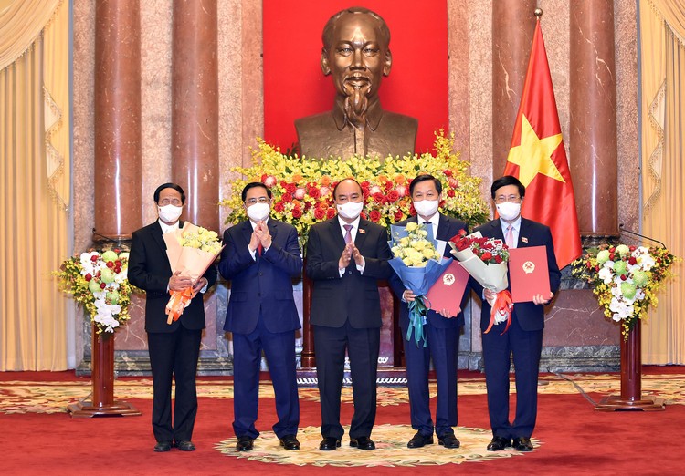Chủ tịch nước Nguyễn Xuân Phúc trao Quyết định và chúc mừng các Phó Thủ tướng. Ảnh: VGP