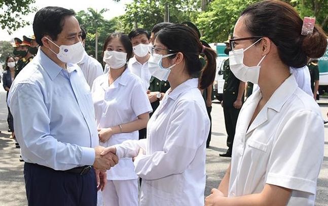 Thủ tướng Phạm Minh Chính động viên đội ngũ y bác sĩ tại lễ phát động chiến dịch tiêm chủng vaccine phòng chống COVID-19 trên toàn quốc. Ảnh: Trần Hải