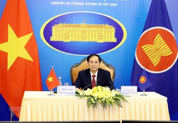 Bộ trưởng Bộ Ngoại giao Bùi Thanh Sơn tham dự Hội nghị Bộ trưởng Ngoại giao ASEAN lần thứ 54 (AMM 54) theo hình thức trực tuyến. Ảnh: TTXVN