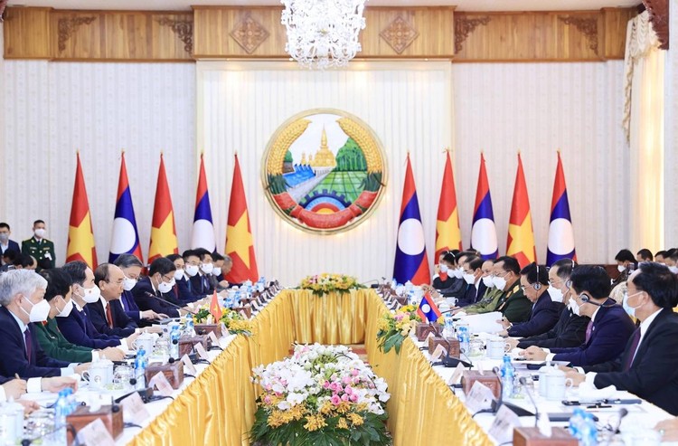 Chủ tịch nước Nguyễn Xuân Phúc hội kiến với Thủ tướng Chính phủ Lào Phankham Viphavanh.