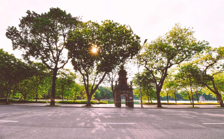 Phố Đinh Tiên Hoàng bên hồ Gươm, đoạn tháp Hoà Phong, trong buổi chiều 20/8. Nắng vàng rực rỡ nhưng vắng bóng người qua lại