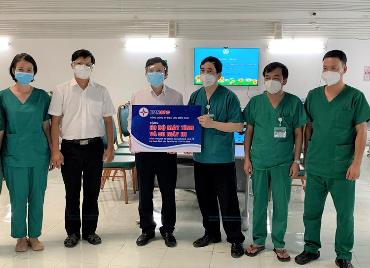 Ông Lê Xuân Thái – Chủ tịch Công đoàn EVNSPC (thứ ba từ trái sang) trao tặng 50 bộ máy tính và 50 máy in cho Bệnh viện Bạch Mai tại TP. Hồ Chí Minh