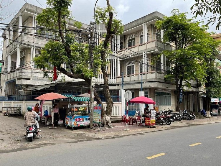 Trụ sở Công ty xổ số kiến thiết trên đường Phan Đình Phùng, TP. Quảng Ngãi khóa chặt cửa nhiều năm qua.