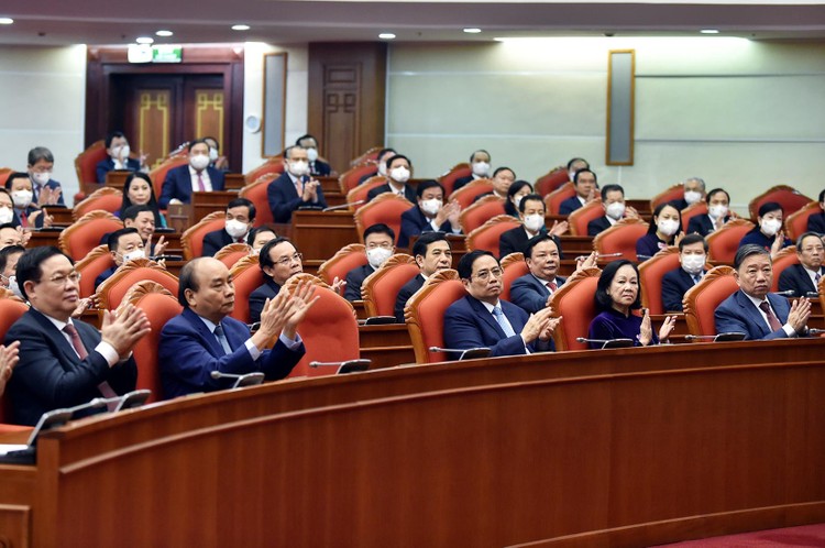 Các đồng chí lãnh đạo Đảng, Nhà nước dự phiên bế mạc Hội nghị Trung ương 4. Ảnh: VGP
