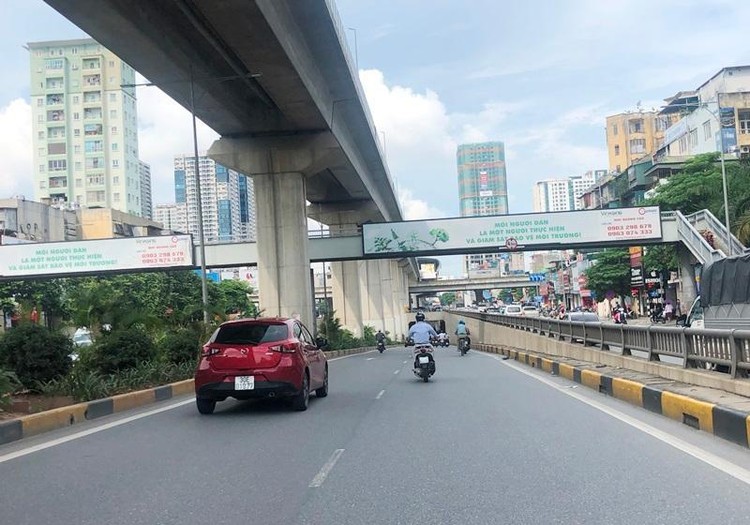 Một cầu vượt đi bộ trên đường Nguyễn Trãi