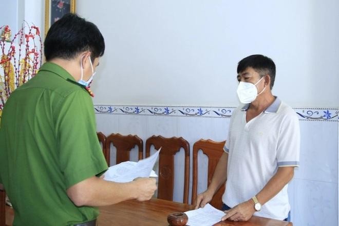 Cán bộ cảnh sát điều tra đọc lệnh bắt tạm giam bị can Nguyễn Văn Võ