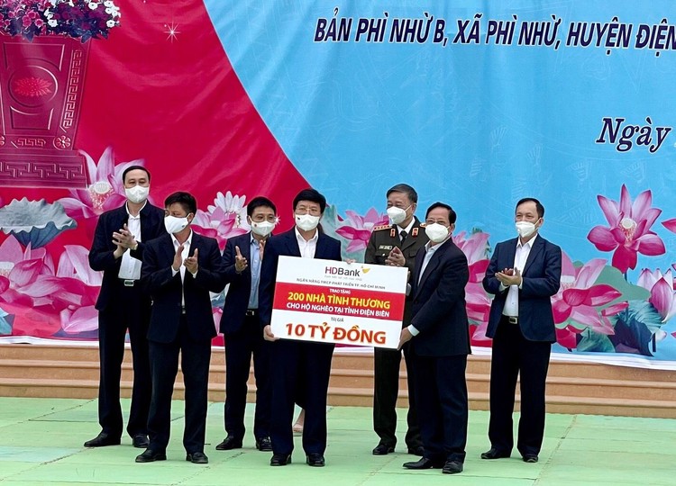 Ông Nguyễn Thành Đô- Phó Chủ tịch HĐQT HDBank (bên phải, hàng trên) – đại diện HDBank trao kinh phí xây dựng 200 căn nhà tình thương cho tỉnh Điện Biên