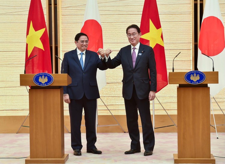Thủ tướng Phạm Minh Chính và Thủ tướng Nhật Bản Kishida Fumio. Ảnh: VGP