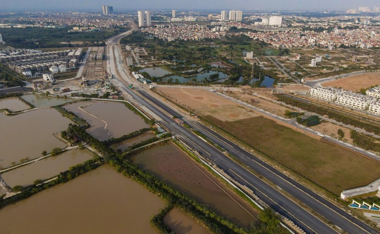 Dự án đường Vành đai 3,5 đoạn đại lộ Thăng Long - Quốc lộ 32 được khởi công vào tháng 10/2017. Tuyến đường đi qua huyện Hoài Đức với chiều dài khoảng 5,6 km, rộng 60 m, tổng mức đầu tư trên 1.000 tỷ đồng.