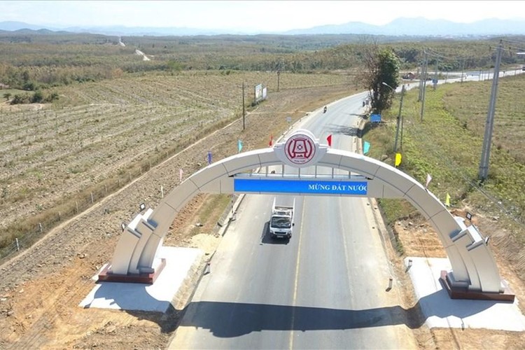 Một cổng chào dẫn vào thành phố Kon Tum