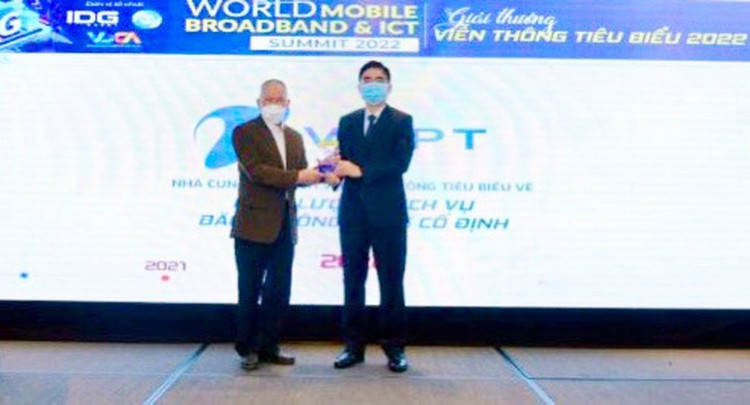 Ông Lê Đắc Kiên - Phó TGĐ VNPT VinaPhone nhận danh hiệu VNPT là nhà cung cấp dịch vụ viễn thông tiêu biểu về chất lượng dịch vụ băng rộng cố định.
