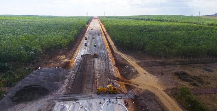 Gói thầu số 4 dài 16 km đi qua thành phố Long Khánh và các huyện Xuân Lộc, Cẩm Mỹ, Thống Nhất của tỉnh Đồng Nai. Gói thầu được thi công đầu năm 2021, thuộc một trong 4 gói thầu xây dựng toàn tuyến dự án cao tốc Phan Thiết - Dầu Giây, tổng chiều dài 99 km đi qua tỉnh Đồng Nai và Bình Thuận. Tổng mức đầu tư toàn dự án cao tốc Phan Thiết - Dầu Giây hơn 12.500 tỷ đồng, dự kiến hoàn thành cuối năm 2022.