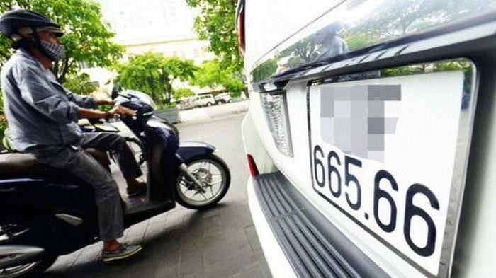 Phó Thủ tướng Chính phủ Lê Minh Khái chỉ đạo các bộ, ngành liên quan về việc thí điểm cấp quyền lựa chọn sử dụng biển số xe ô tô thông qua đấu giá