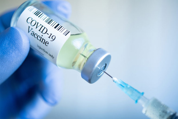 Người đã tiêm đủ liều cơ bản bằng vắc xin Pfizer hoặc Moderna có thể tiêm liều nhắc lại bằng vắc xin AstraZeneca. Ảnh minh họa.