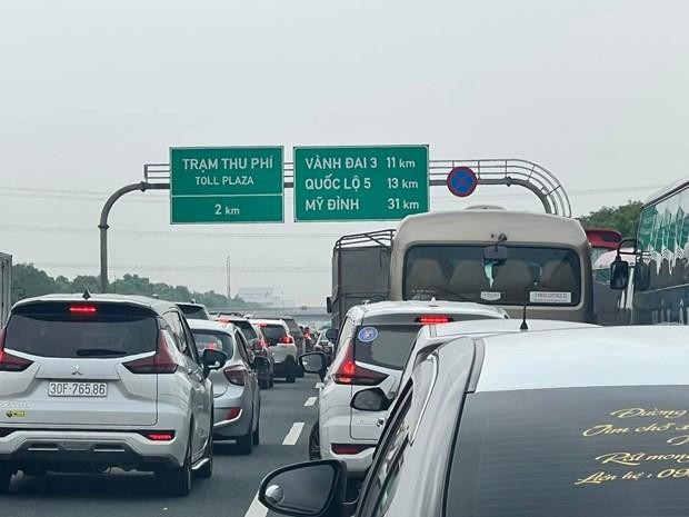Tình trạng tắc nghẽn trước trạm thu phí trên quốc lộ 5B, cao tốc Hà Nội-Hải Phòng, được các tài xế phản ánh chiều 24/4 trên diễn đàn OFFB.